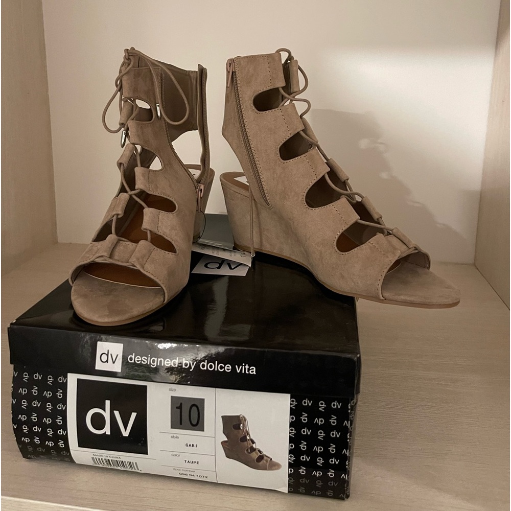DV LACE UP SANDAL.